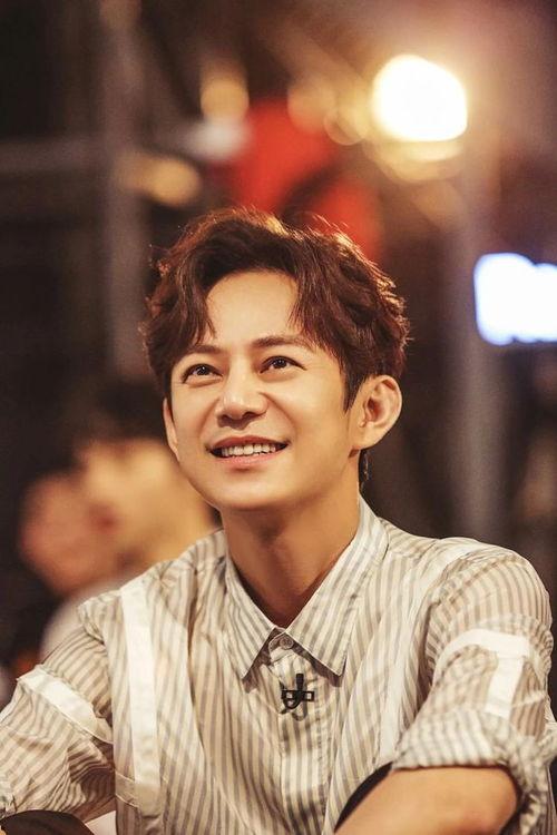 何炅在娱乐圈人脉,娱乐圈人脉网的中心枢纽