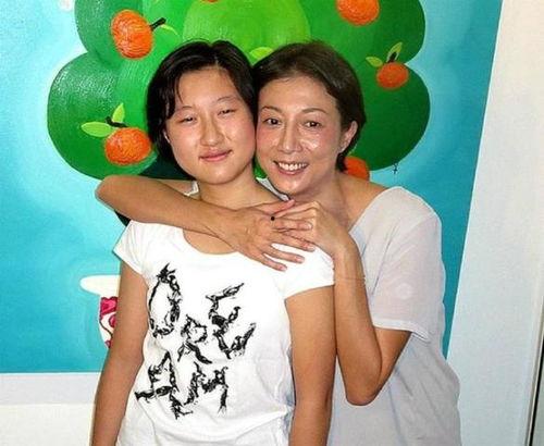娱乐圈的单亲妈妈,娱乐圈单亲妈妈的坚强与蜕变